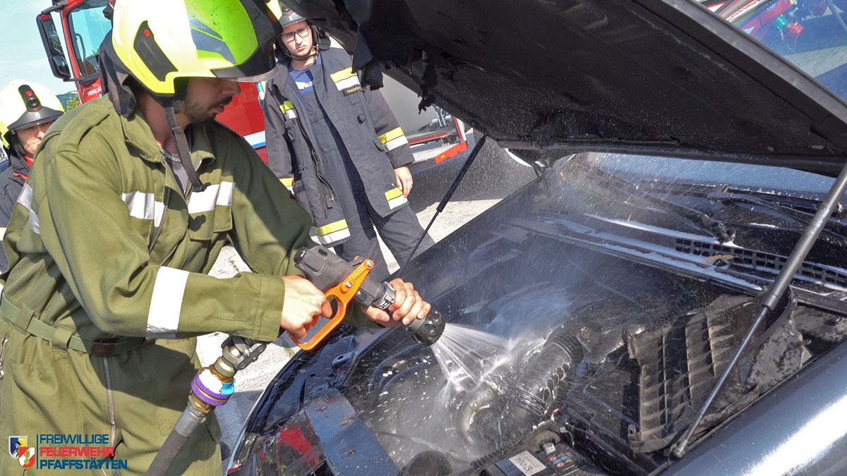 Fahrzeugbrand am Parkplatz Billa Pfaffstätten