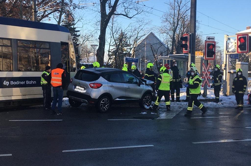 PKW gegen Badner Bahn